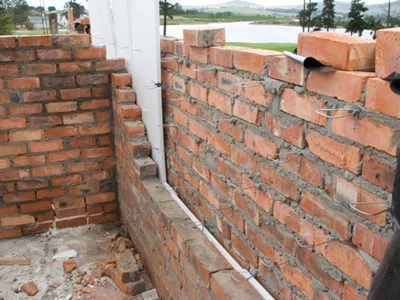 Isoboard between walls